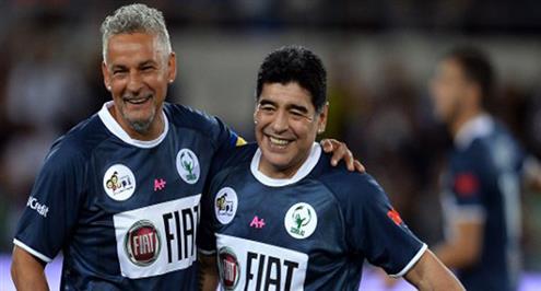 اتحاد الكرة الفلسطيني ينفي وجود مفاوضات مع مارادونا لتدريب منتخب البلاد 